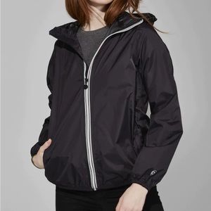 FULL ZIP PACKABLE RAIN JACKET AND WINDBREAKER IN BLACK